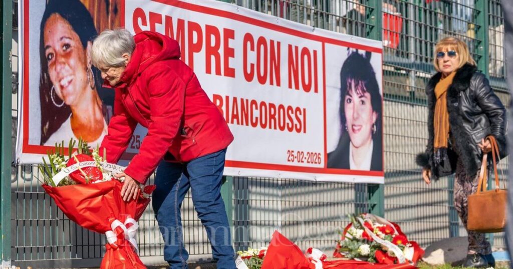 I fiori depositati sotto la curva per ricordare le tifose Francesca e Viviana, vittime di un incidente stradale il 25 febbraio 1995