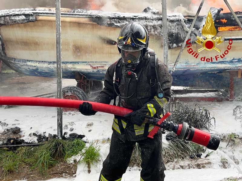 Un vigile del fuoco in azione