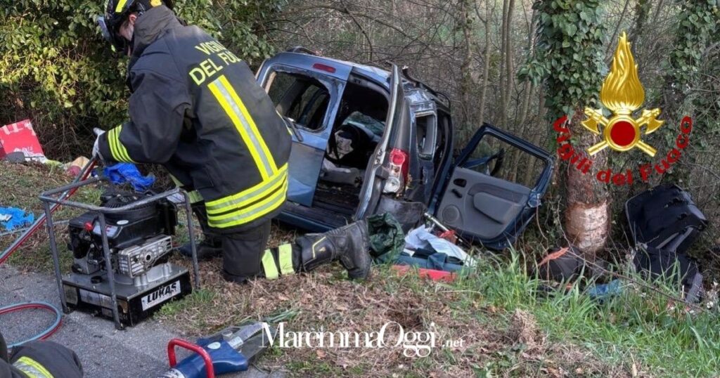 L'auto finita fuori strada a Scansano