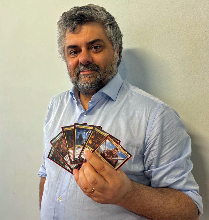 Ismaele Ricciarelli con alcune delle sue carte