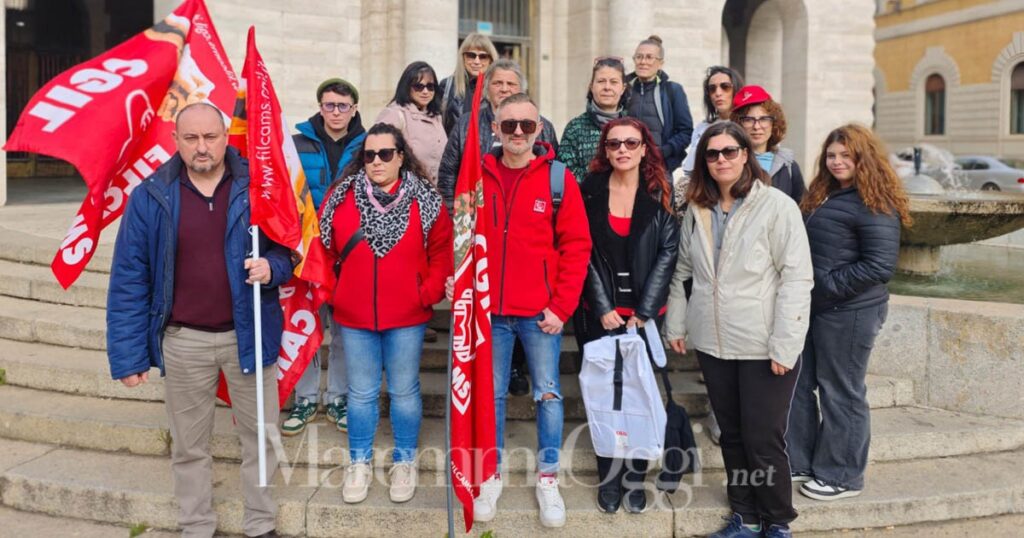 Le lavoratrici della Minorelli con i sindacalisti della Filcams Cgil davanti alle Poste centrali