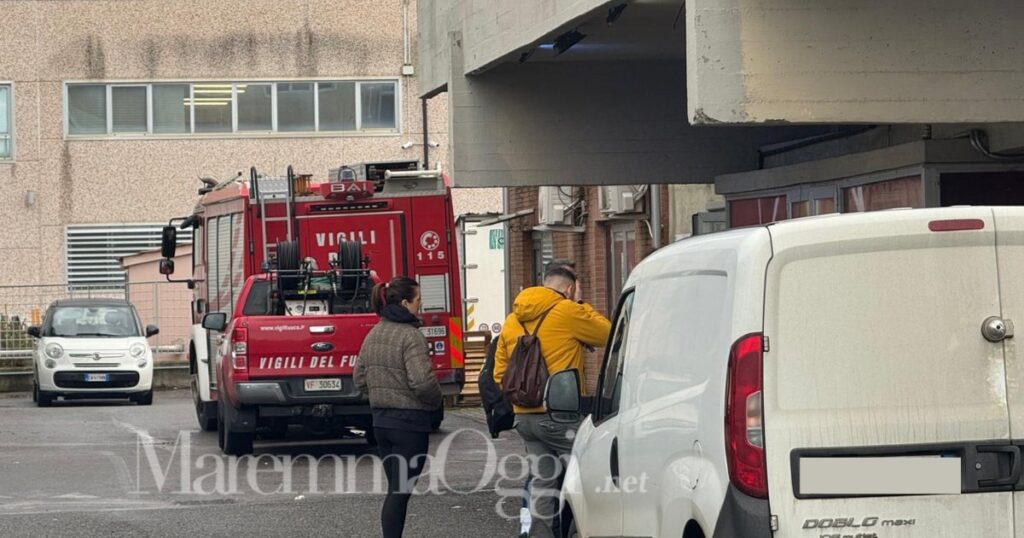 I vigili del fuoco davanti alla palestra Green Theory, mercoledì 11 mattina
