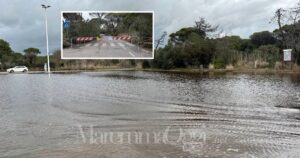 Il piazzale Tirreno di Principina a Mare allagato e le transenne che chiudono l'accesso