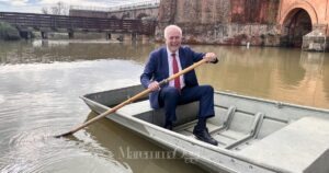 Eugenio Giani su un barchino in uno dei canali della Diaccia Botrona, a Castiglione della Pescaia