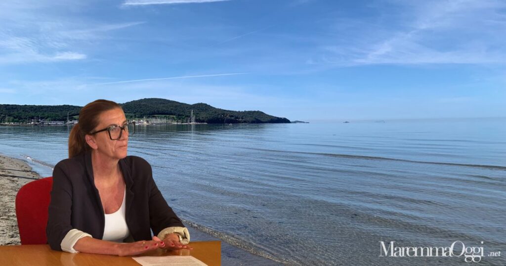 L'assessora al demanio marittimo Silvia Travison e una spiaggia di Scarlino