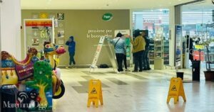 Un poliziotto con i taccheggiatori