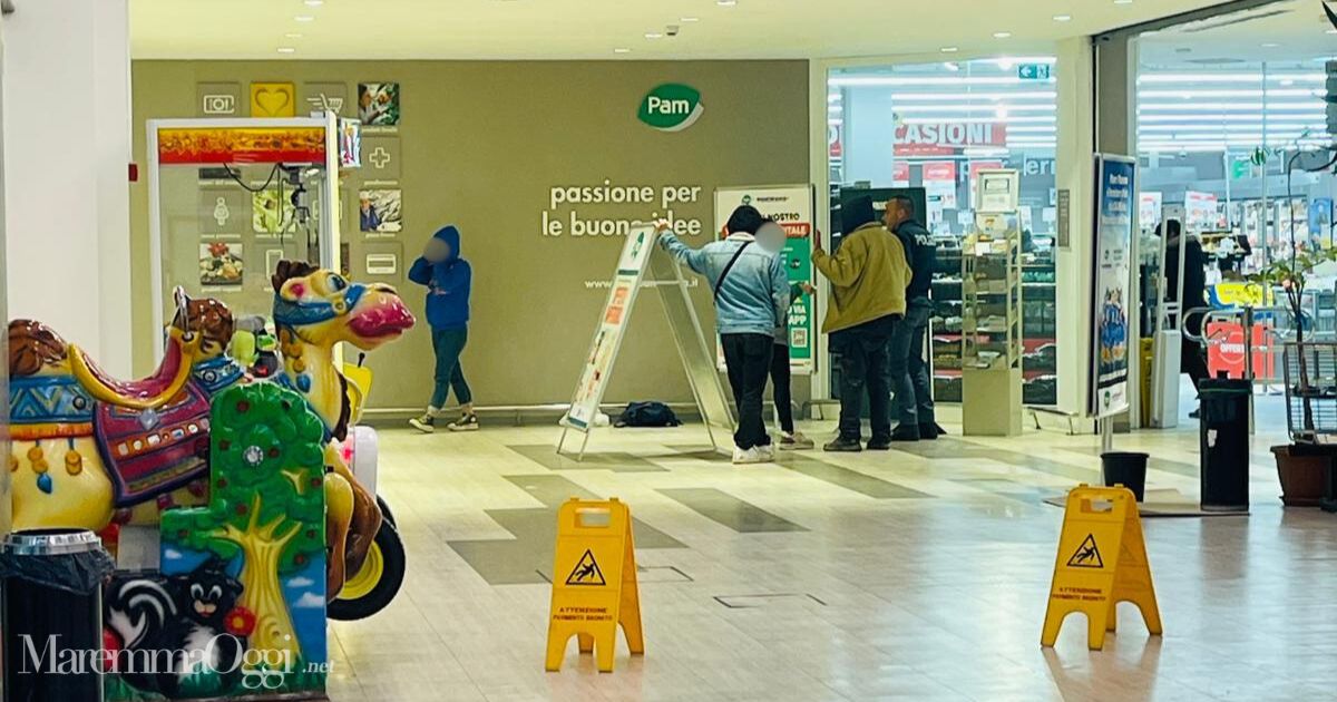 Un poliziotto con i taccheggiatori