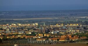 Una veduta di Grosseto, in primo piano la chiesa del Sacro cuore, sullo sfondo la pineta e il mare. Approvato il piano strutturale, serve un nuovo incarico per quello operativo