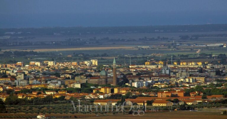 Una veduta di Grosseto, in primo piano la chiesa del Sacro cuore, sullo sfondo la pineta e il mare. Approvato il piano strutturale, serve un nuovo incarico per quello operativo
