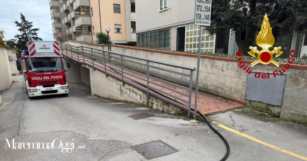 I vigili del fuoco in via Mozambico