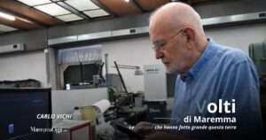 Carlo Vichi con la sua "arma" preferita, il telecomando