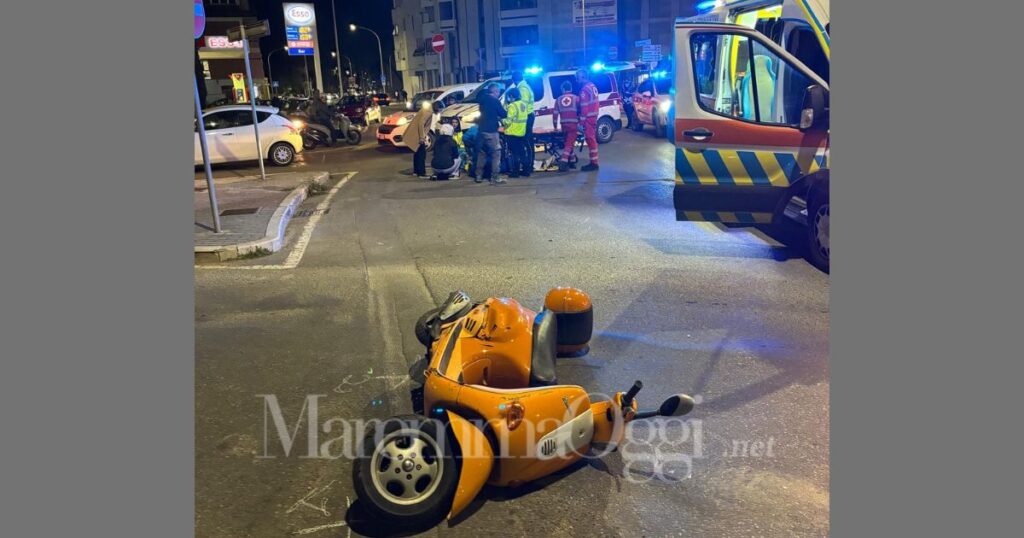 Lo scooter della ragazza a terra dopo l'incidente