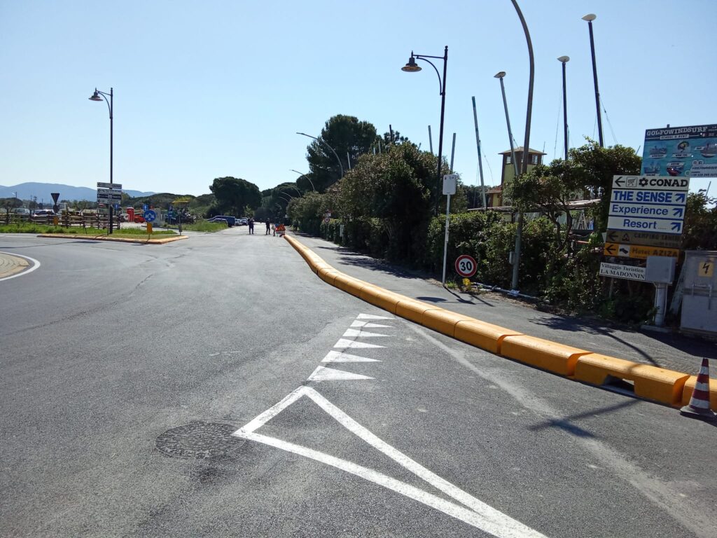 Lavori in corso alla rotonda di via Isole Eolie per la ciclovia tirrenica