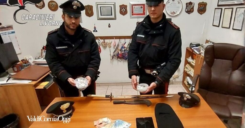 I carabinieri di Venturina con la droga e i contanti sequestrati