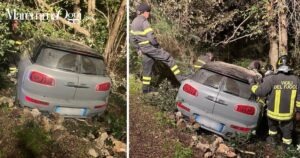 L'auto finita fuori strada e i soccorsi dei vigili del fuoco