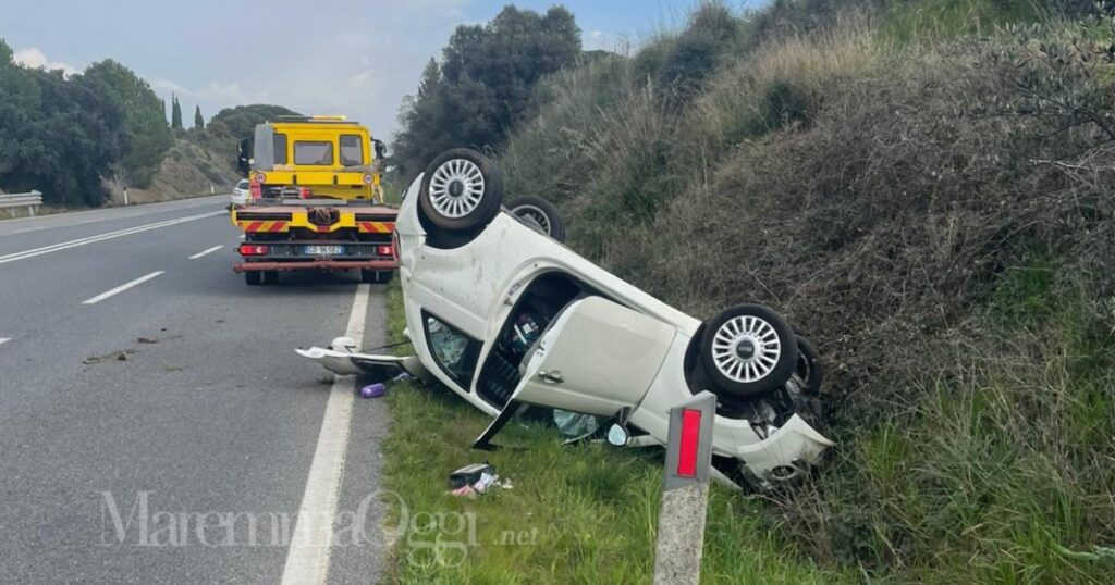 L'auto ribaltata sull'Aurelia a Capalbio