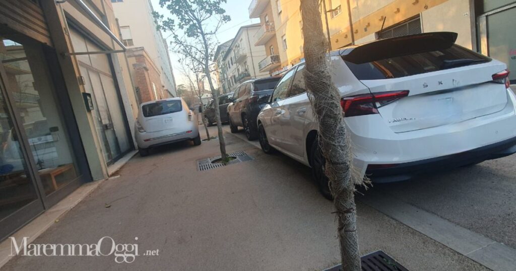 Le auto parcheggiate sul marciapiede in via De Barberi