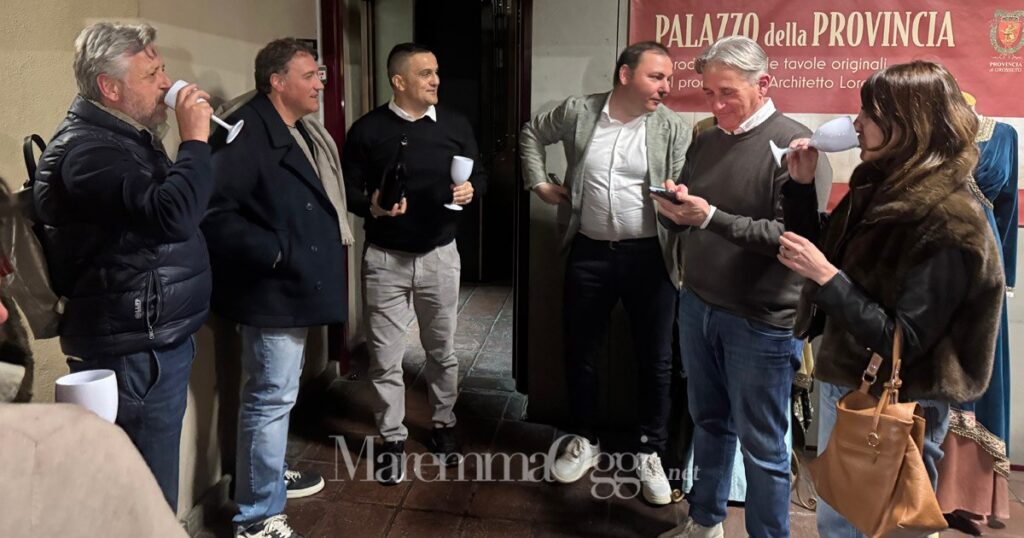 Il brindisi in Provincia dopo il voto, da sinistra Chelini, Marras, Limatola, Cirillo, Simiani e Menghini