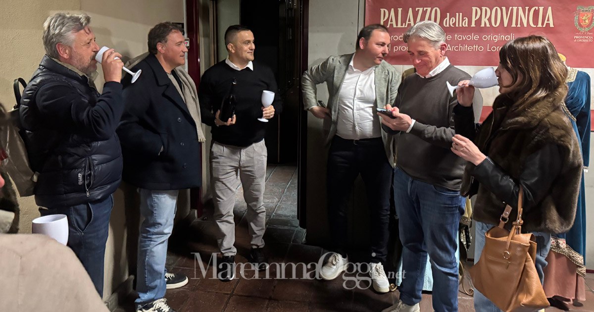 Il brindisi in Provincia dopo il voto, da sinistra Chelini, Marras, Limatola, Cirillo, Simiani e Menghini