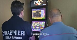 I controlli dei carabinieri in una delle sale slot