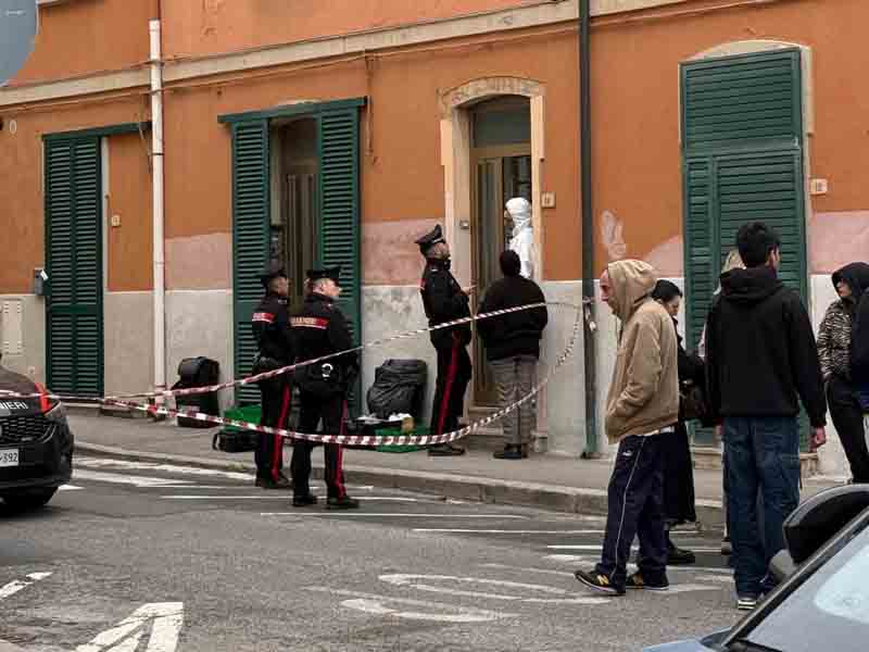 Carabinieri e amici davanti all'abitazione del giovane, in via Dalmazia