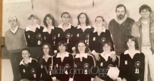 Carlo Mina (primo a sinistra) con le sue pallavoliste in una foto di qualche anno fa