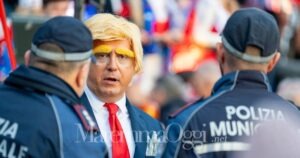 Donald Trump a Follonica, "scortato" dalla polizia municipale. Lo spettacolo del Carnevale nelle foto di Aldo Giuliani