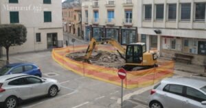 I lavori per i nuovi cassonetti interrati nel centro di Porto Ercole