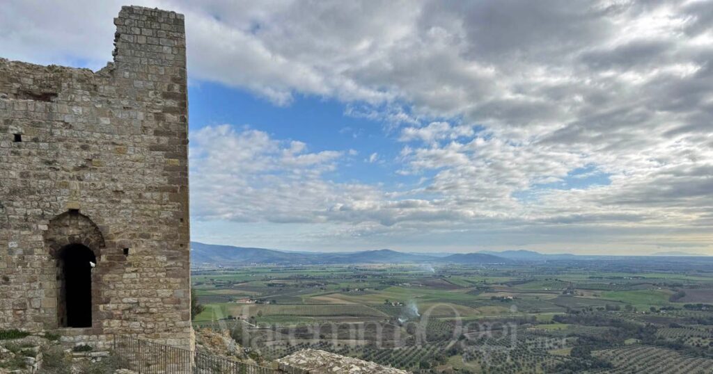 Il castello di Montemassi, affacciato sulla Maremma
