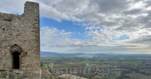 Il castello di Montemassi, affacciato sulla Maremma