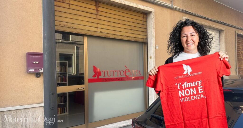 L'ingresso del centro antiviolenza Tutto è vita e la presidente Susy Esposito