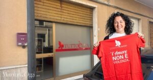 L'ingresso del centro antiviolenza Tutto è vita e la presidente Susy Esposito