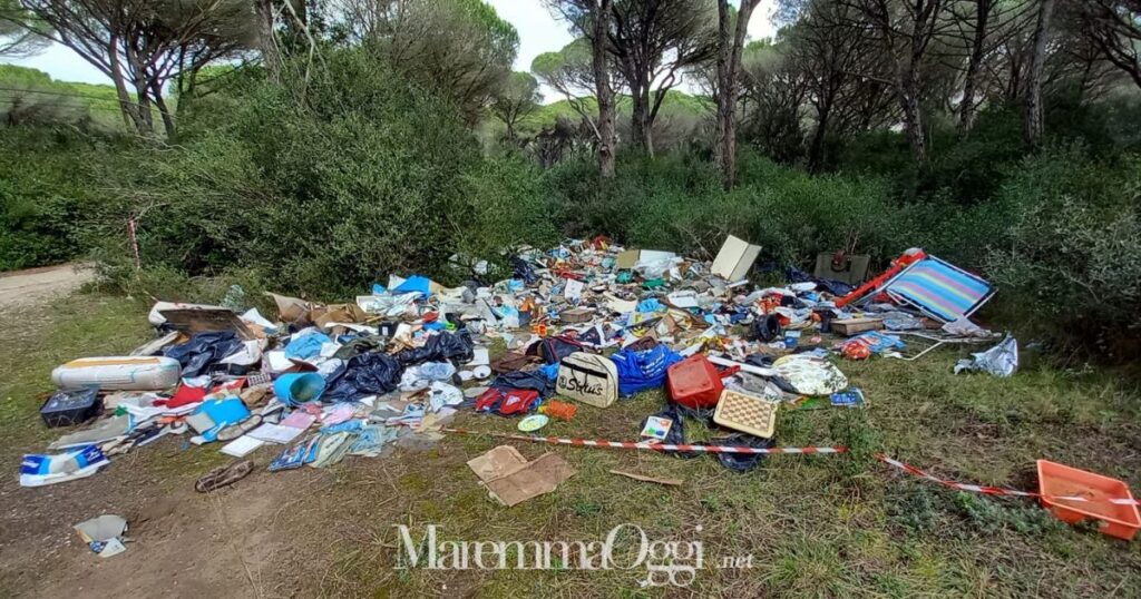 La discarica nella pineta di Principina a Mare