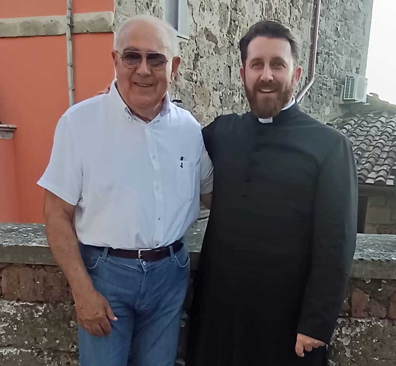 Don Antonio Minucci con l'ex sindaco Ugo Lotti