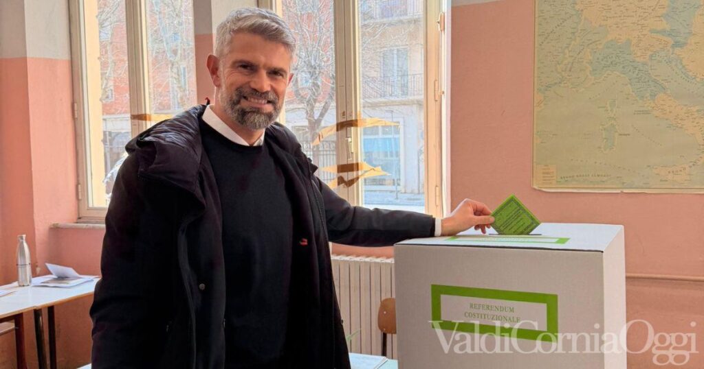 Il voto al referendum del sindaco di Piombino, Francesco Ferrari