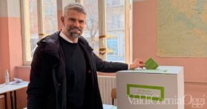 Il voto al referendum del sindaco di Piombino, Francesco Ferrari