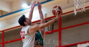 Franzese a canestro (foto Aldo Giuliani per MaremmaOggi)