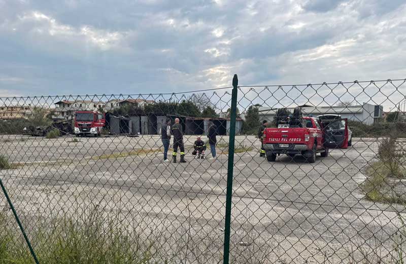 I vigili del fuoco nel piazzale del capannone