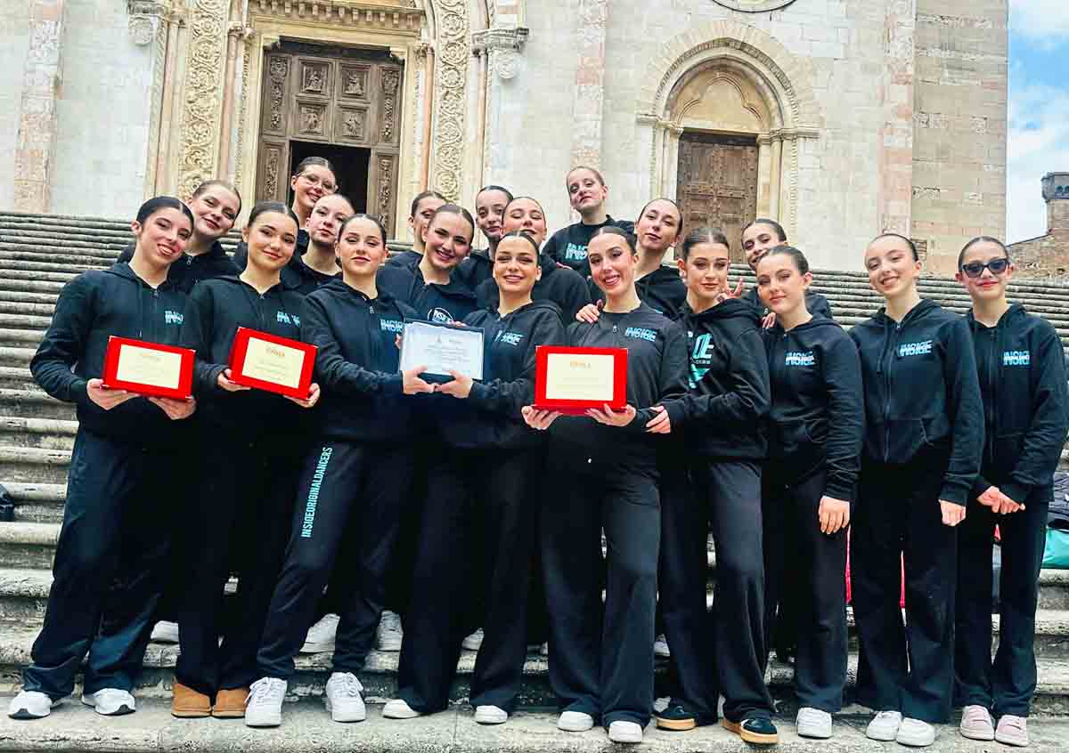 Le ragazze della Inside Original Dancers con i premi davanti al Duomo di Todi