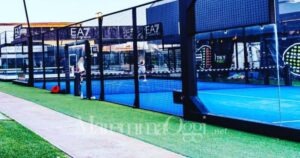 Un campo da padel al village