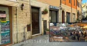 Negozi chiusi in via San Martino e piazza del Sale piena