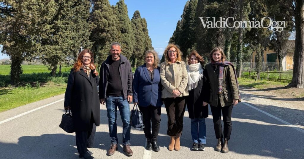 Le sindache Jessica Pasquini e Sandra Scarpellini nel viale di Bolgheri