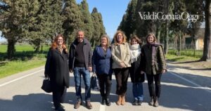 Le sindache Jessica Pasquini e Sandra Scarpellini nel viale di Bolgheri