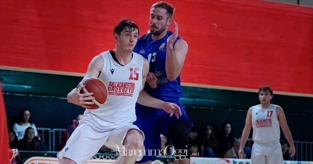 Perfetti in azione, per lui 12 punti, dietro Zucchini (foto Aldo Giuliani per MaremmaOggi)