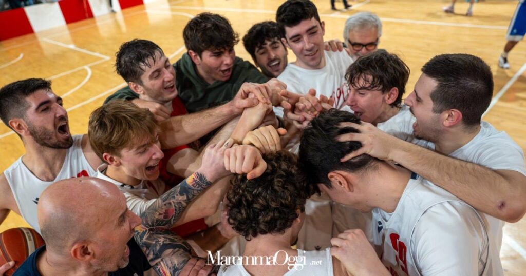 La festa dei giocatori della Pgr Team 90 dopo la vittoria col Pisa (foto Aldo Giuliani per MaremmaOggi)