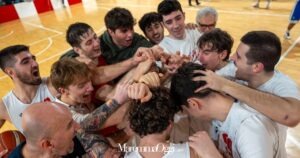 La festa dei giocatori della Pgr Team 90 dopo la vittoria col Pisa (foto Aldo Giuliani per MaremmaOggi)
