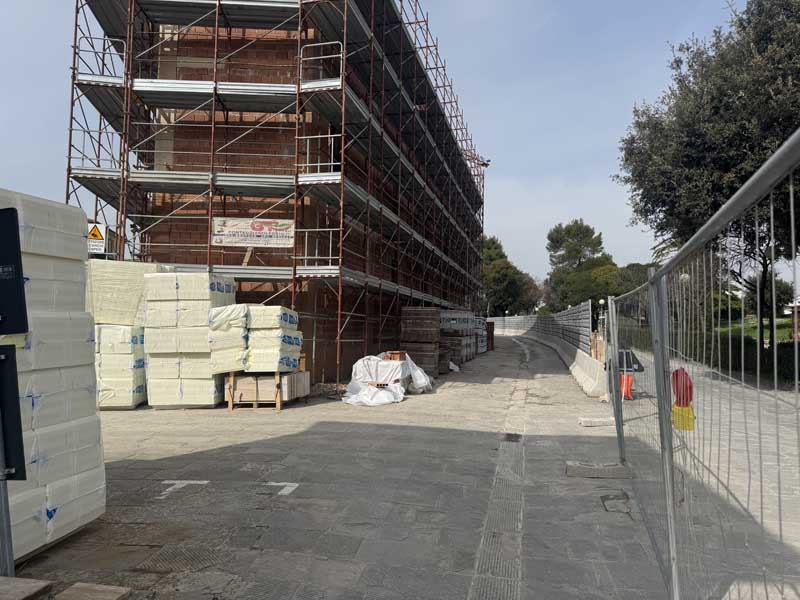 Il palazzo in costruzione in via Saffi