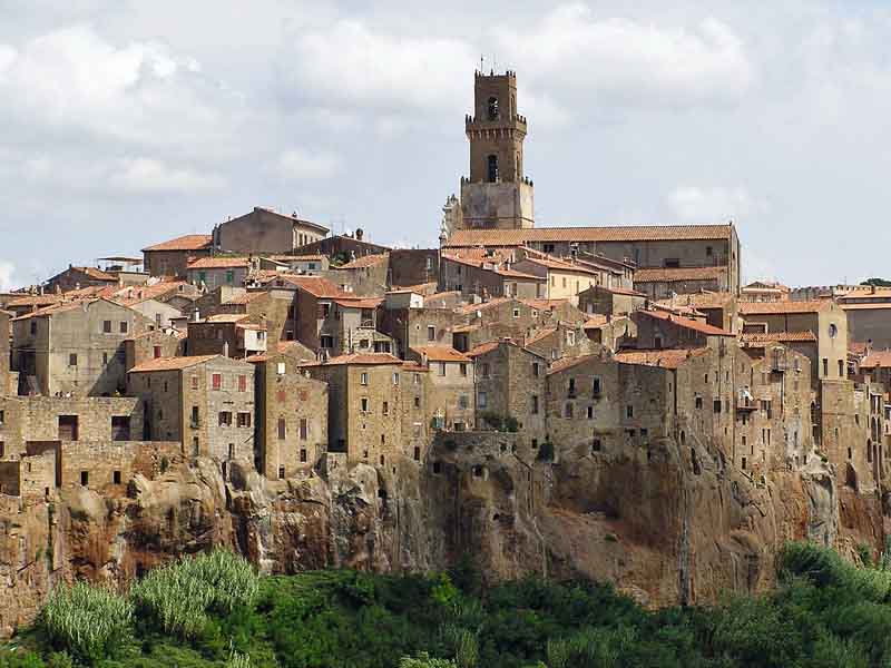 Una veduta del paese di Pitigliano, arroccato sul tufo