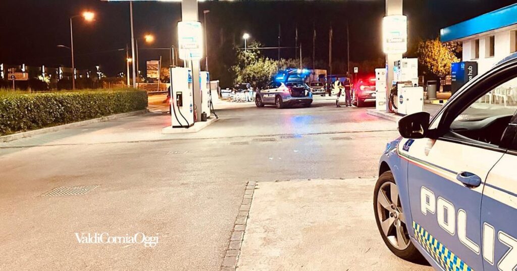 La polizia in una stazione di servizio (foto d'archivio)