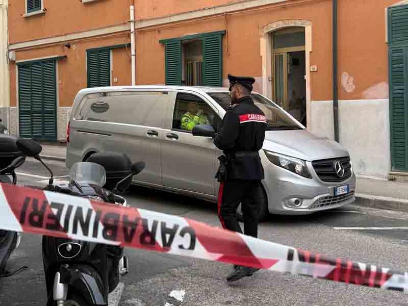 Gli addetti alla rimozione della salma